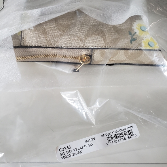 ❗SOLD❗❤Coach Laptop Sleeve in Signature Canvas - Picture 14 of 15